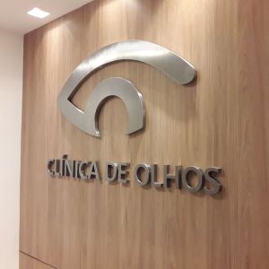 letras em relevo de aço escovado