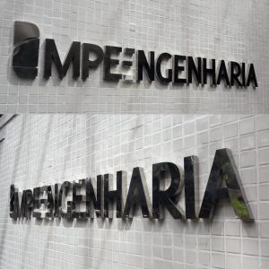 Letra de aço polido