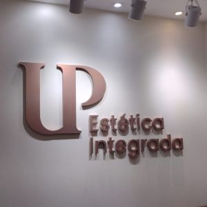 letras eme relevo de chapa pintada na cor rose gold