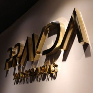 letras de latão dourado polido