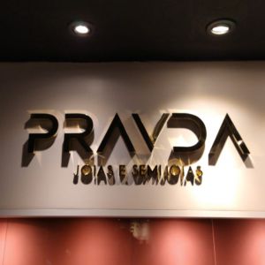 letras de latão dourado polido