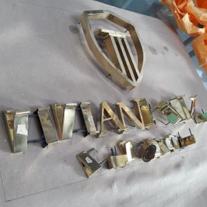 Letras de latão dourado