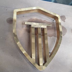 Letras de latão dourado