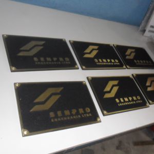 Placa de bronze fundido