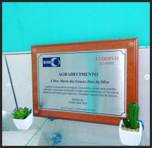 Placas de homenagem com base de madeira